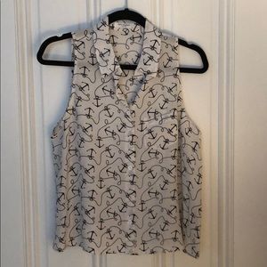 Equipment sleeveless blouse.